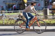 Frau auf Fahrrad mit Helm Frau auf Fahrrad mit Helm